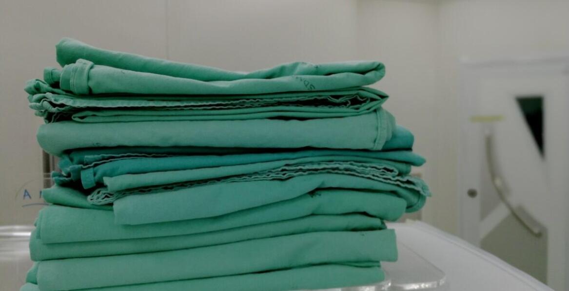 Prześcieradła z włókniny – jak mogą wpłynąć na redukcję operacyjnych kosztów?