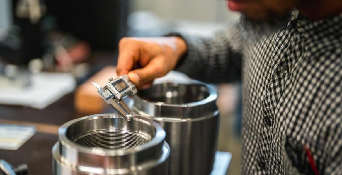 Jak stalowa folia wspiera proces osiowania maszyn?