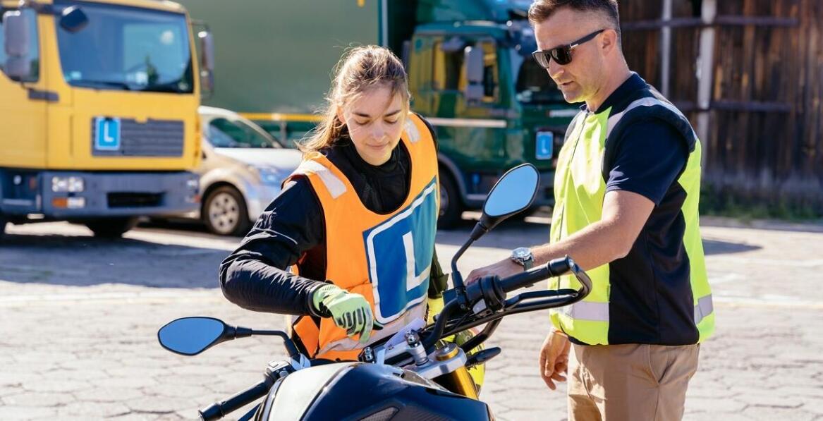 Jak skutecznie korzystać z materiałów online podczas przygotowań do egzaminu na kategorię C?