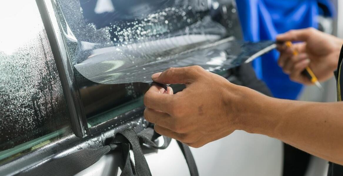 Zastosowanie samoprzylepnych folii w nowoczesnej reklamie wizualnej