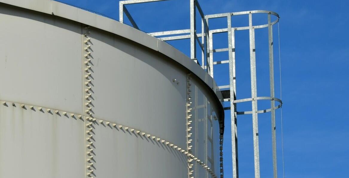 Jakie znaczenie ma wysokość dennicy przy projektowaniu zbiorników?