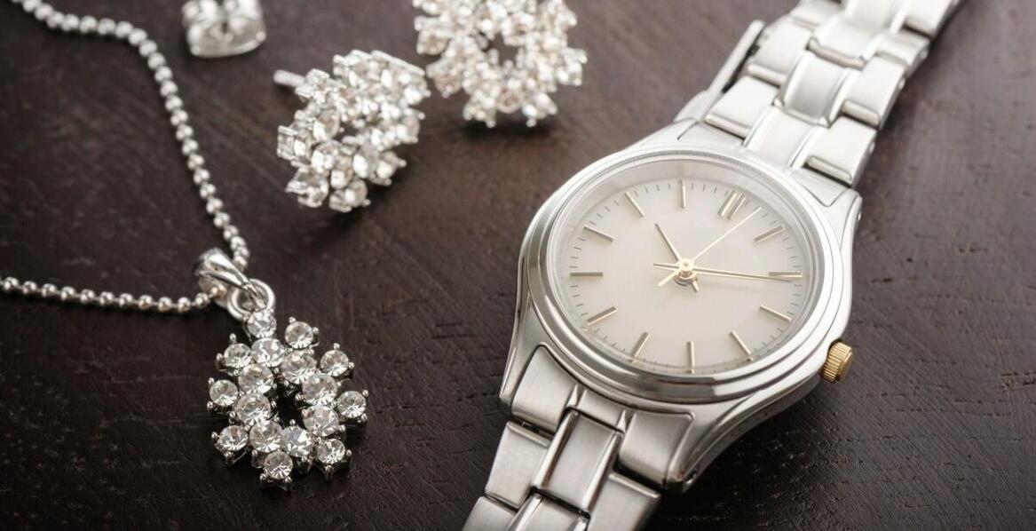 Co obejmuje asortyment drewnianej biżuterii męskiej i damskiej?