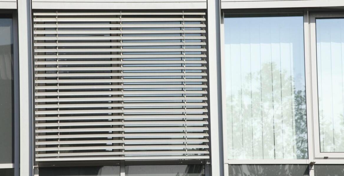 Nowoczesne fasadowe żaluzje – funkcjonalność i design w jednym