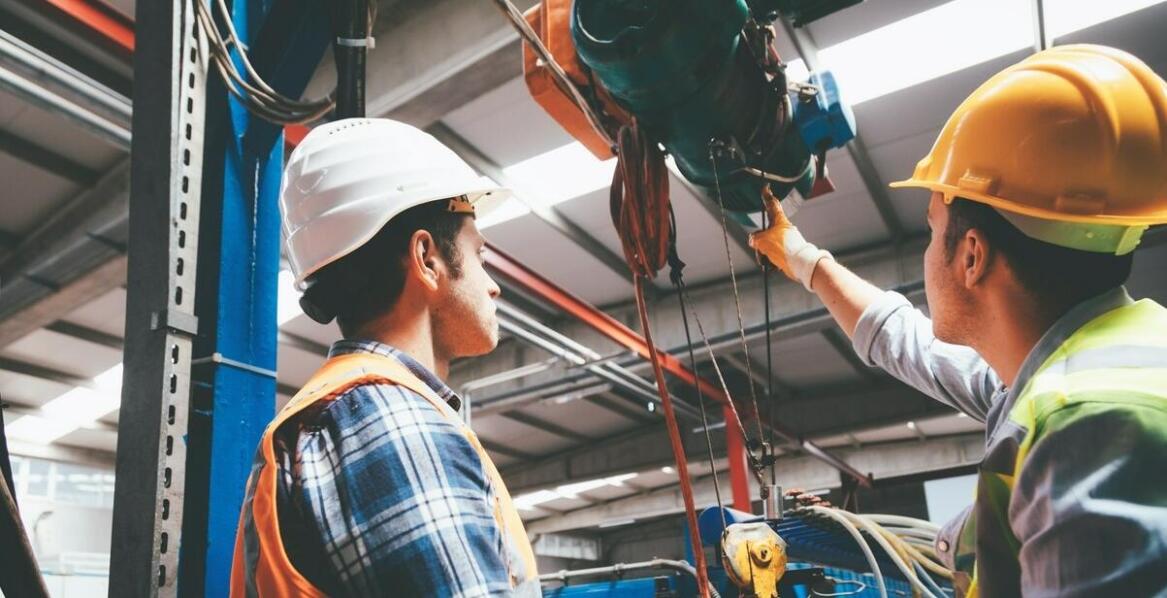 Kompleksowe remonty dźwignicowych urządzeń – kiedy są konieczne?