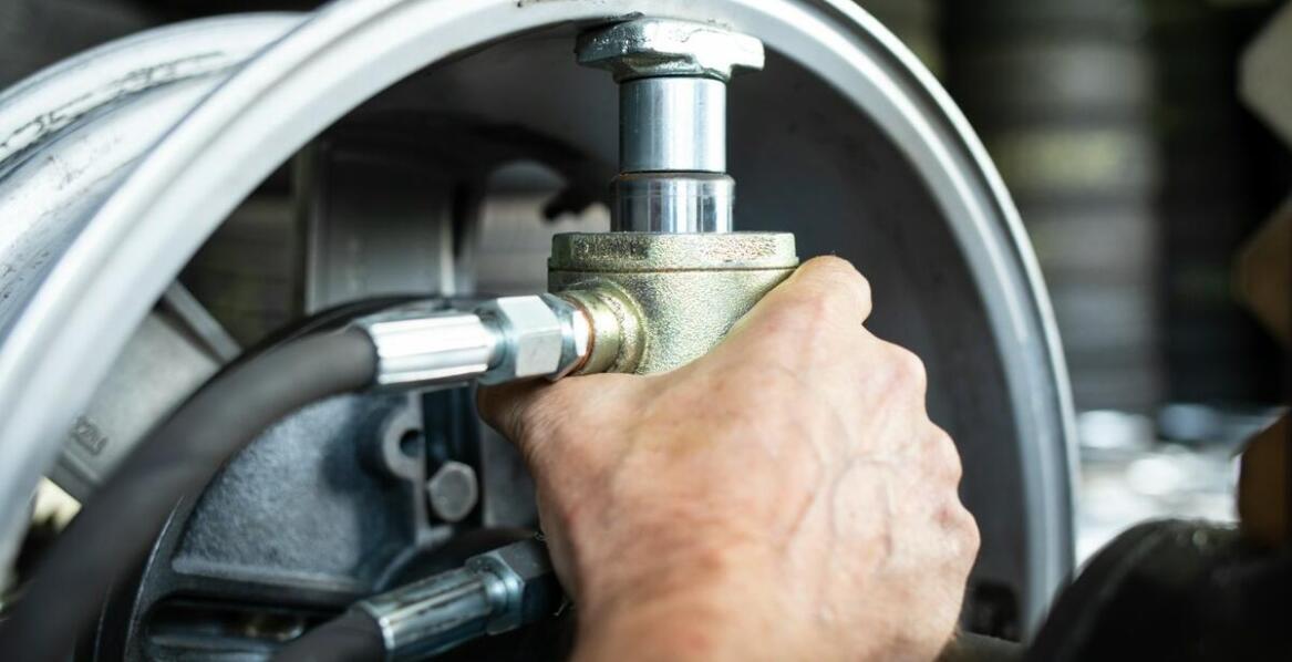 Jak właściwe uszczelnienie wpływa na wydajność hydraulicznych pras?