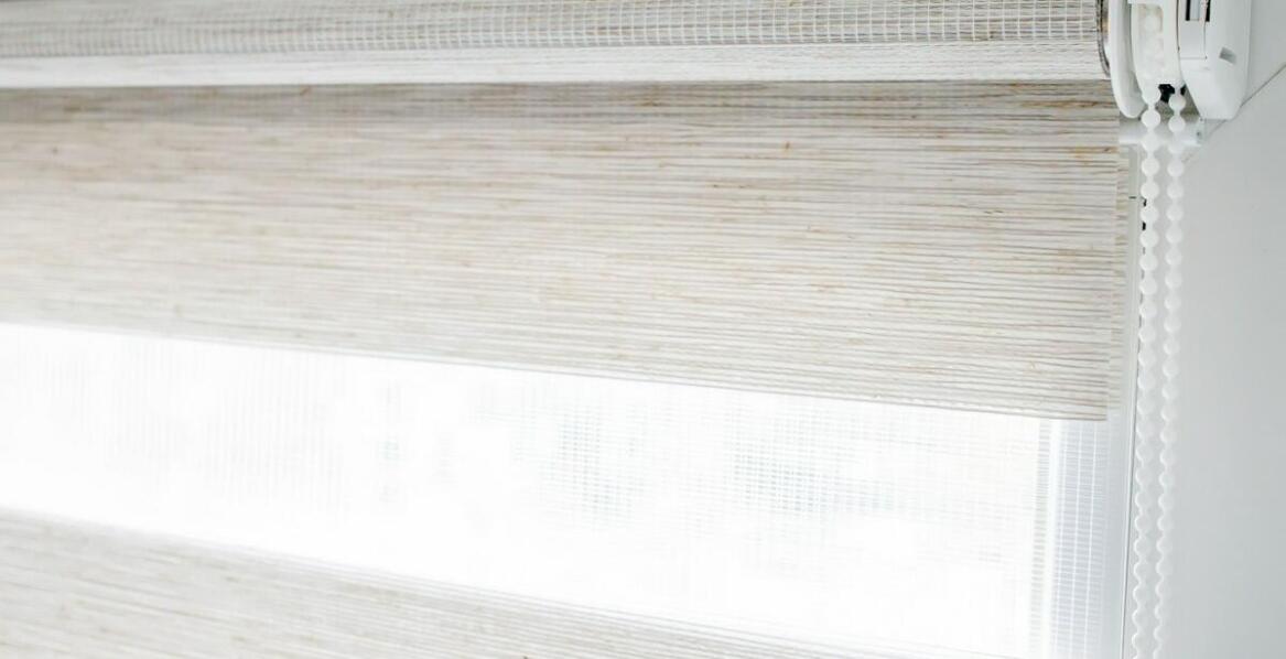 Rolety materiałowe – jakie wzory i kolory są modne obecnie?