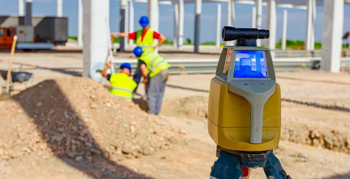 Jakie funkcje pełni geodezyjny nadzór w zarządzaniu projektami budowlanymi?