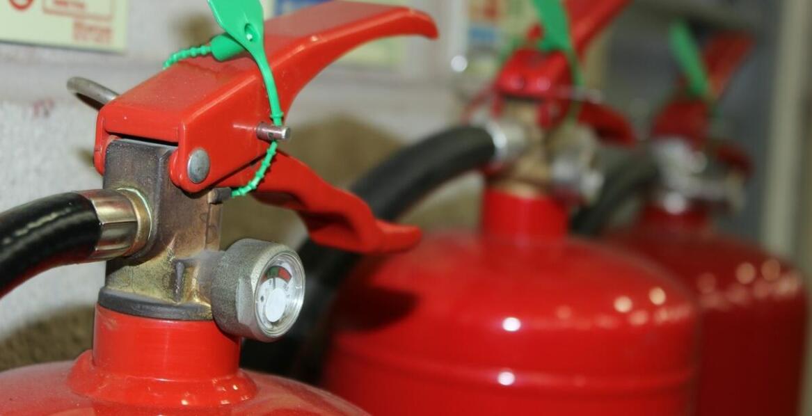 Rola apteczek i gaśnic w systemach bezpieczeństwa w pracy