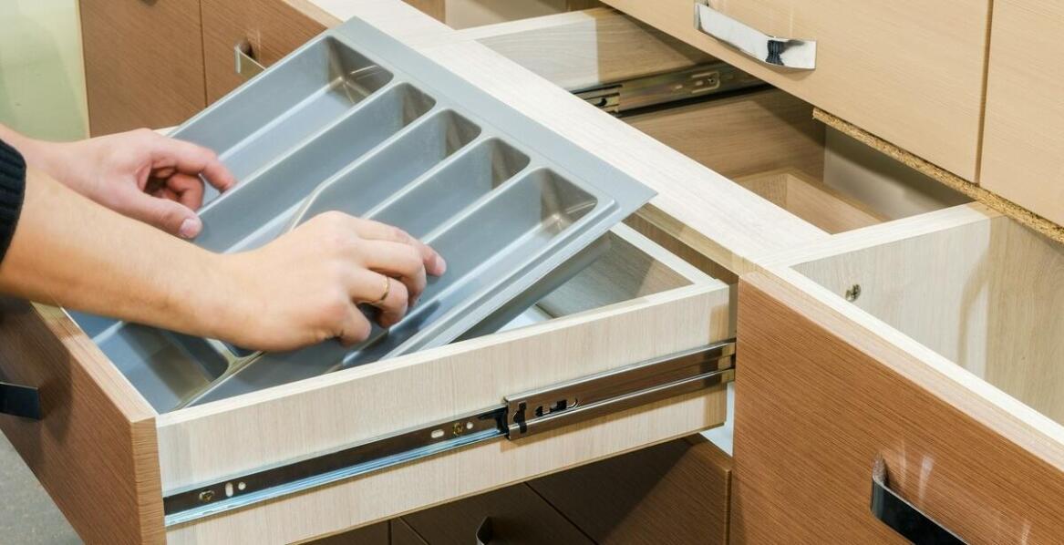 Jak zwiększyć funkcjonalność mebli dzięki odpowiednim organizerom?