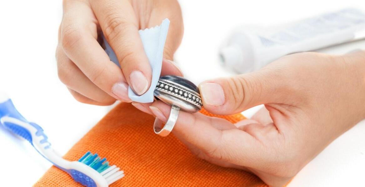 Sposoby na ochronę srebrnej biżuterii przed działaniem chemikaliów.