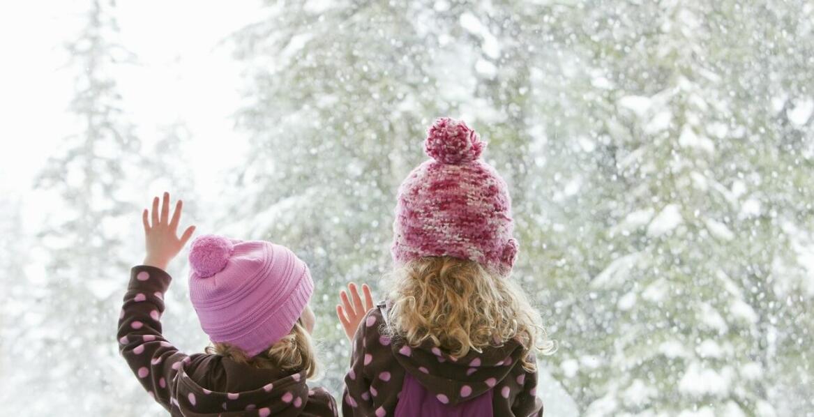 Modne zestawienia dla dzieci z czapką z pomponem na zimowe dni