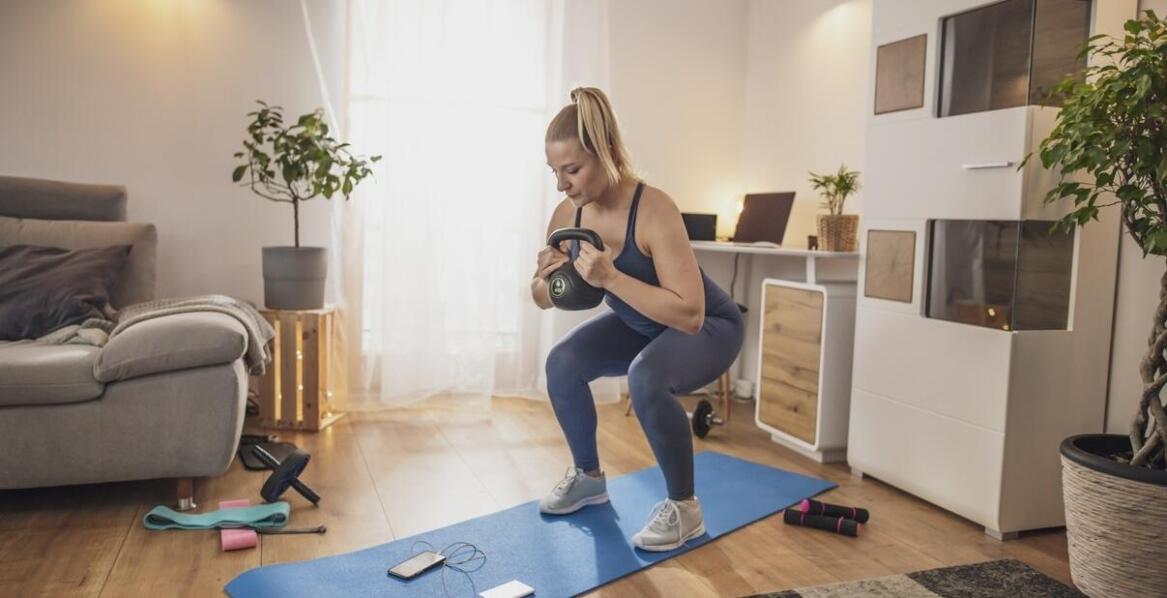 Jakie wyzwania stoją przed osobami ćwiczącymi w domu z karnetem na siłownię?