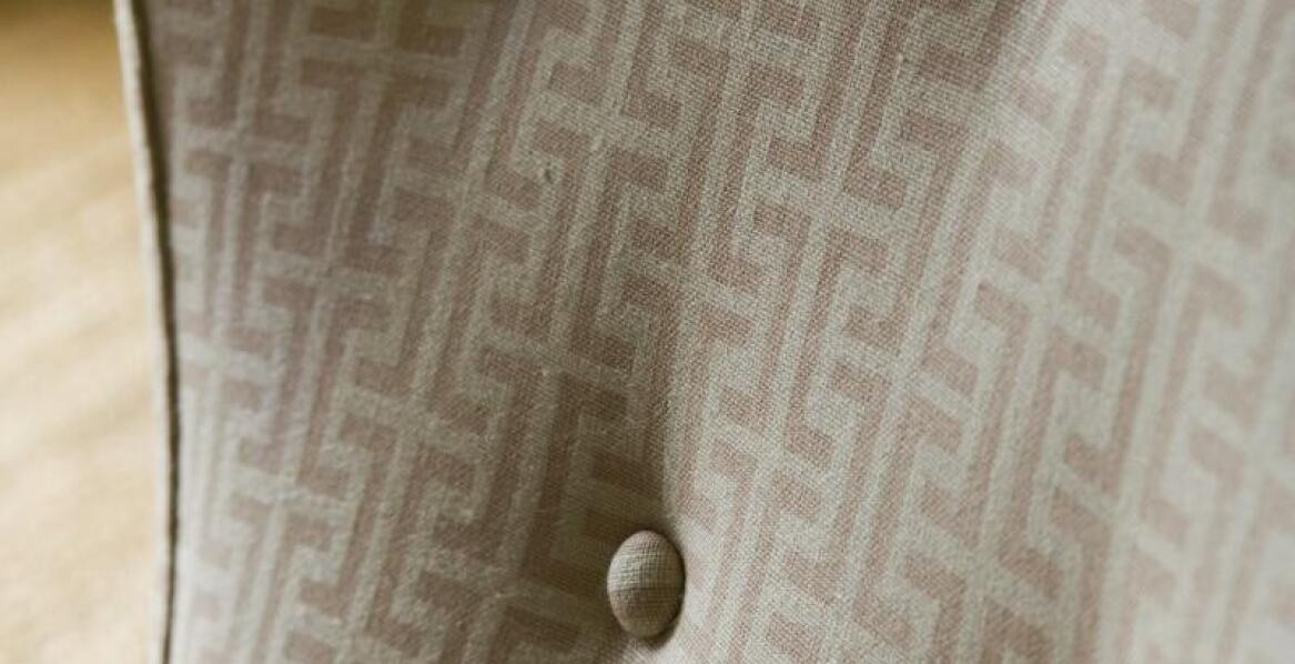 Jak tkanina Riviera 95 może odmienić wygląd tapicerowanych klasycznych paneli?