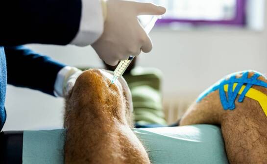 Jak skutecznie leczyć uraz kolana przy zastosowaniu technik biologicznych?