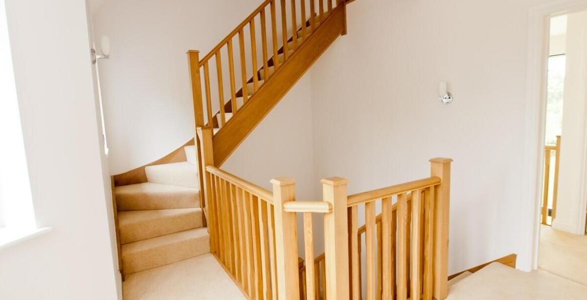 Dlaczego drewniane balustrady są idealne dla domów rodzinnych?