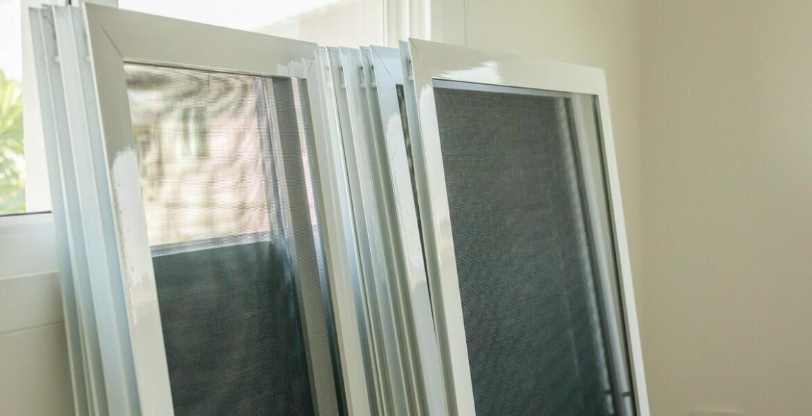 Producent wewnętrznych żaluzji – jak jego produkty mogą wpłynąć na wystrój Twojego mieszkania?