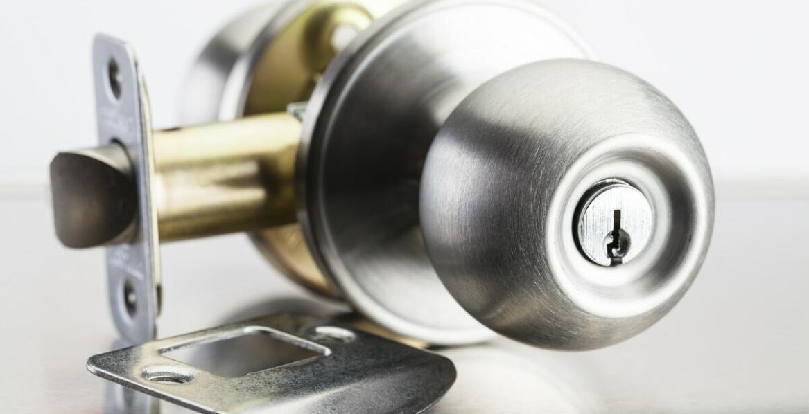 Jak nakładany zamek wpływa na estetykę nowoczesnych szafek?