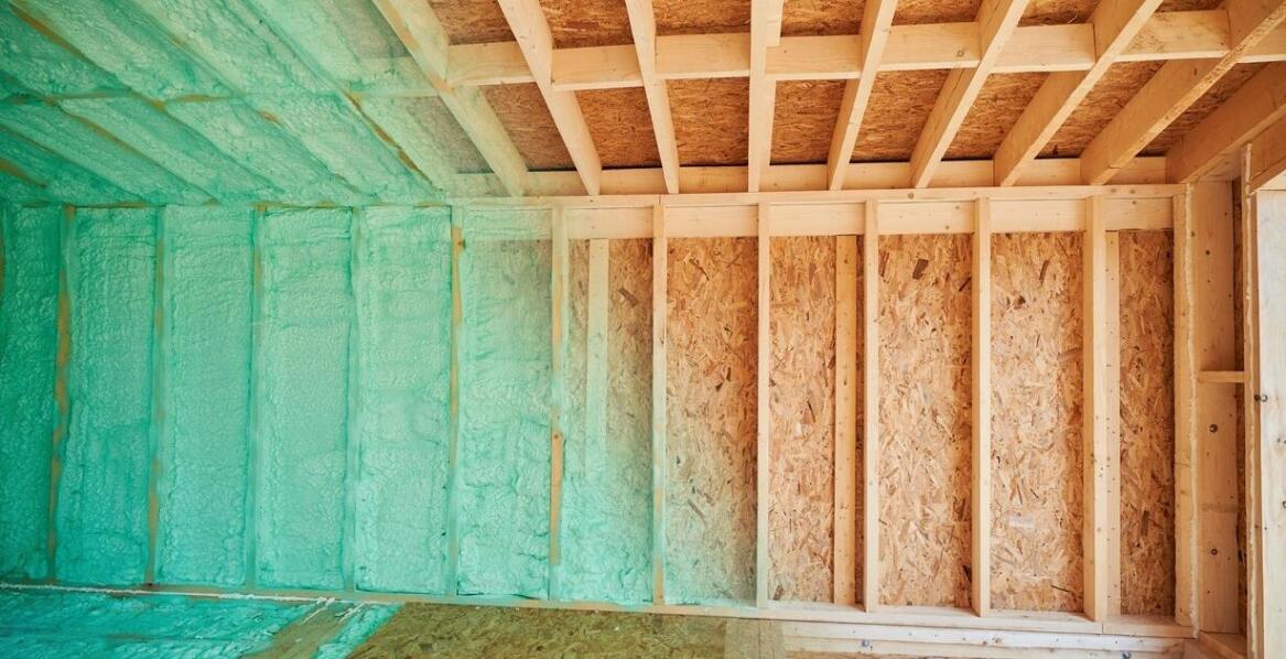 Dlaczego przeciwpożarowe zabezpieczenie drewna jest kluczowe w ekologicznym budownictwie?