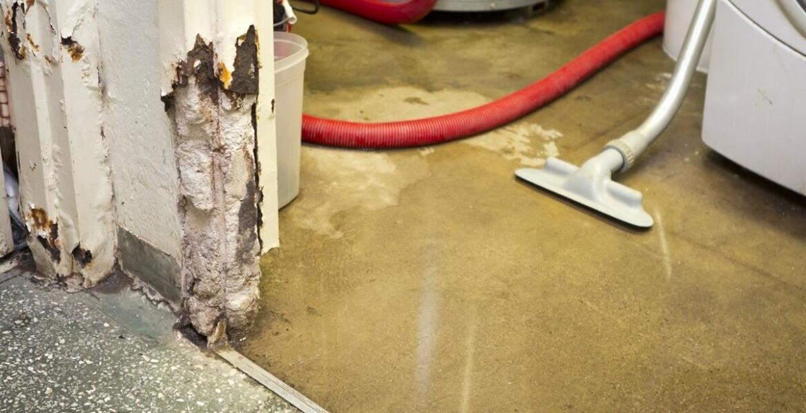 Jakie czynniki mogą prowadzić do pojawienia się wody pod winylowymi panelami?