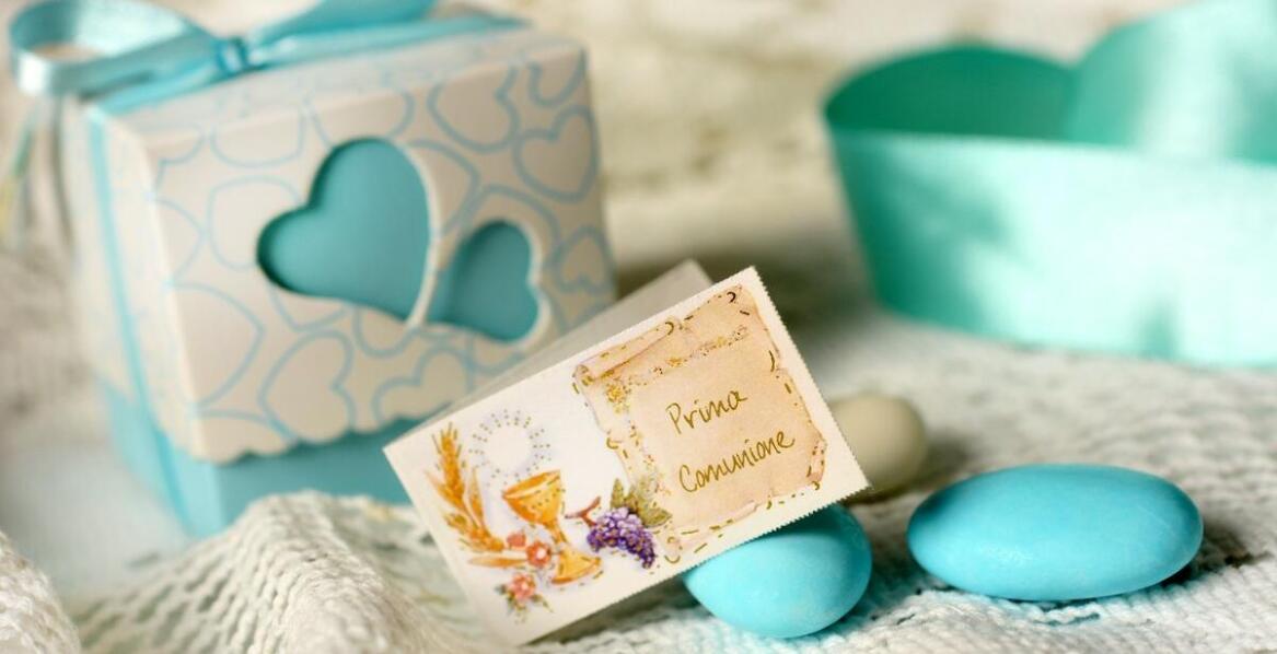 Elegancja i prostota – jak osiągnąć idealny wygląd komunijnych zaproszeń?