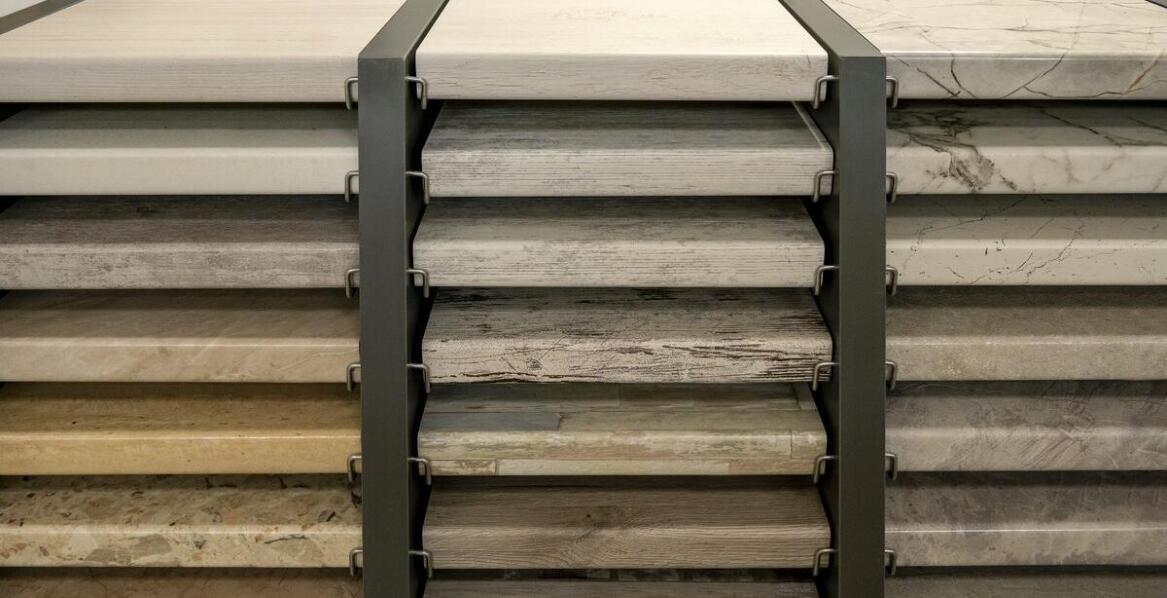 Wyprzedaż łazienkowych płytek – jakie kolory dominują w tym sezonie?