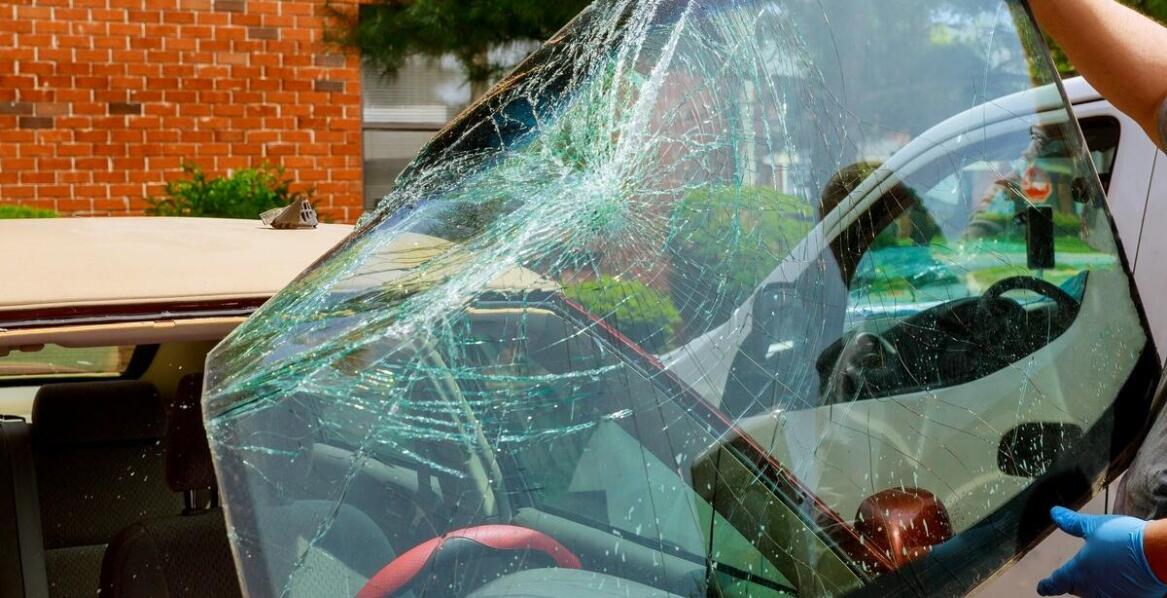 Dlaczego nie należy zwlekać z wymianą uszkodzonej samochodowej szyby?