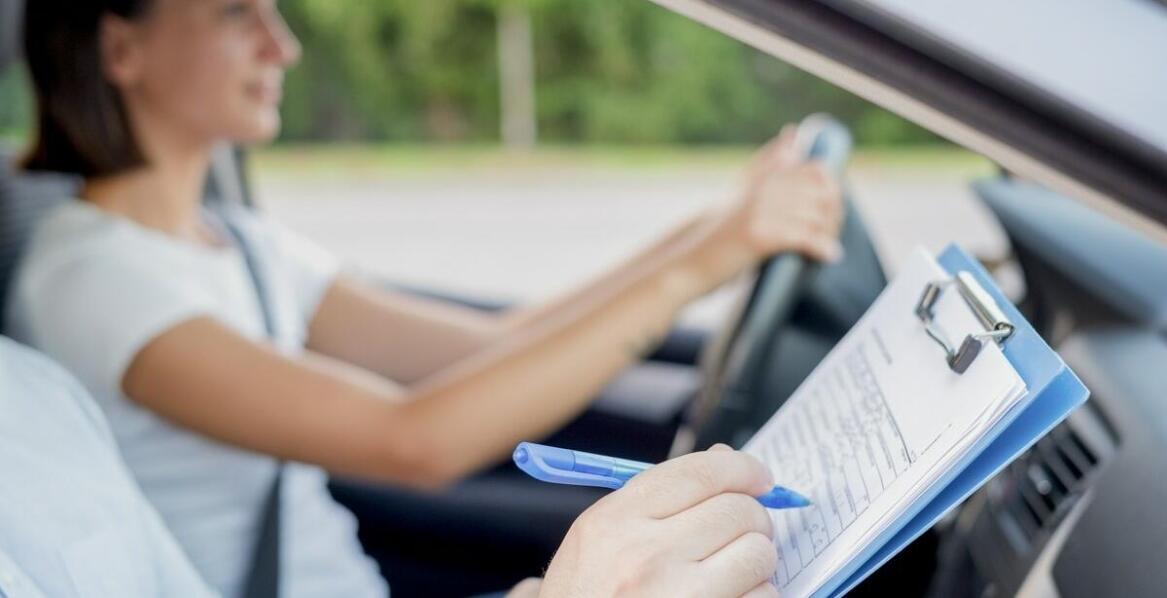 W jaki sposób testowe pytania na prawo jazdy są dostosowane do aktualnych przepisów?