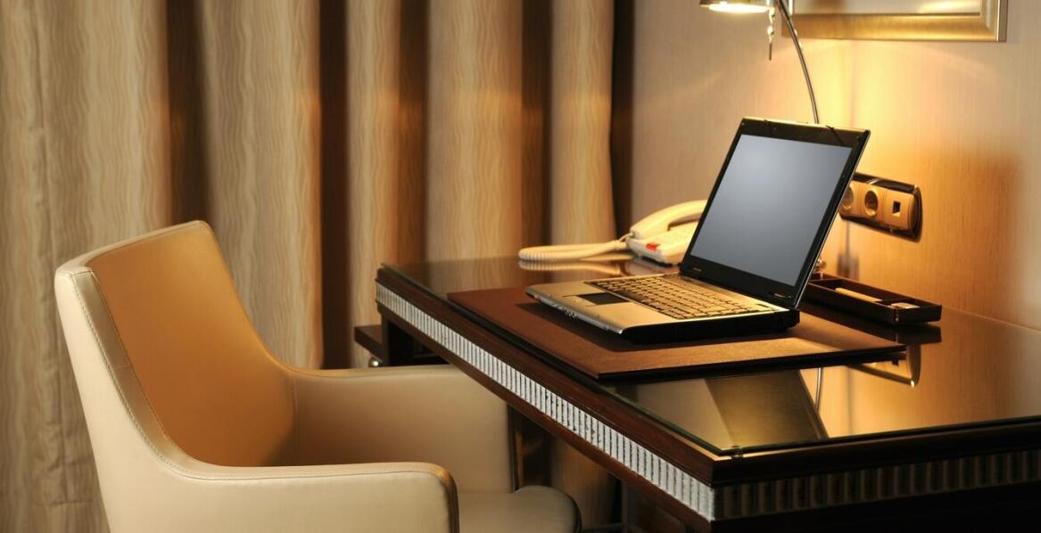 Wygodne biurka do pracy w pokojach w Wilda Hotel: Idealne dla zawodowo podróżujących