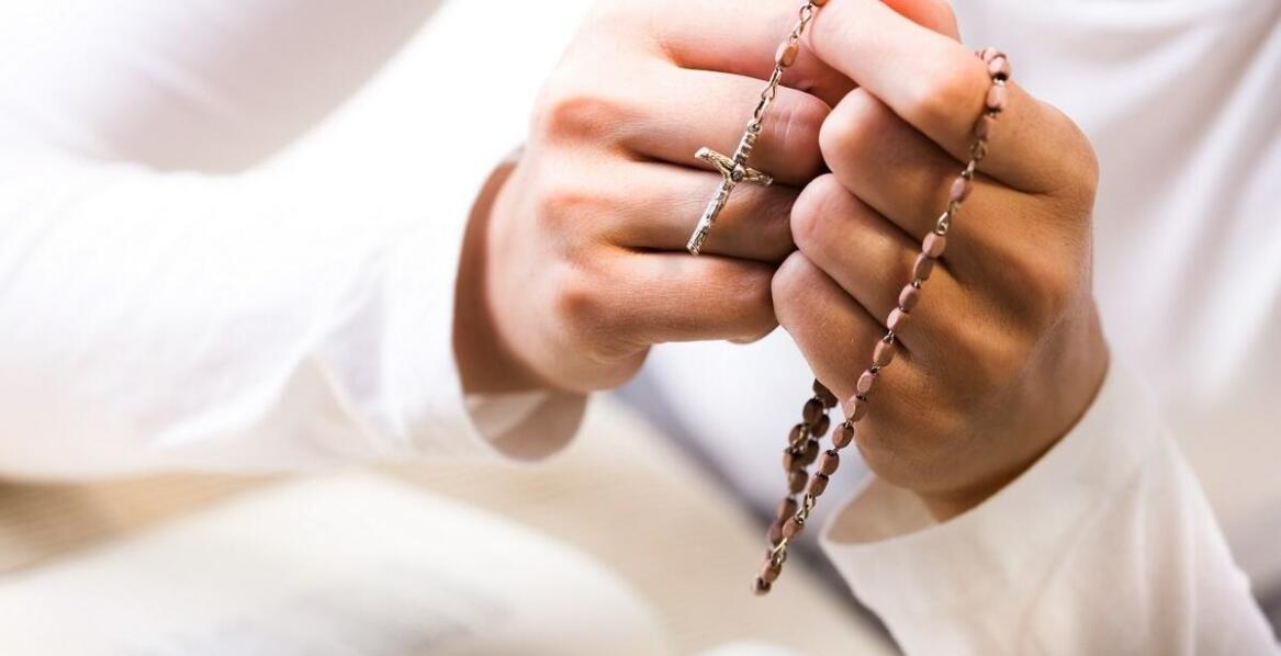Zastosowanie perłowego różańca w praktykach modlitewnych – co warto wiedzieć?