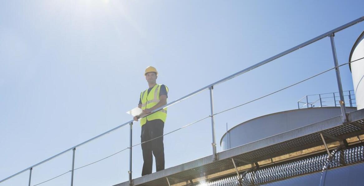 Aluminiowe podesty robocze a przepisy prawne dotyczące pracy na wysokości