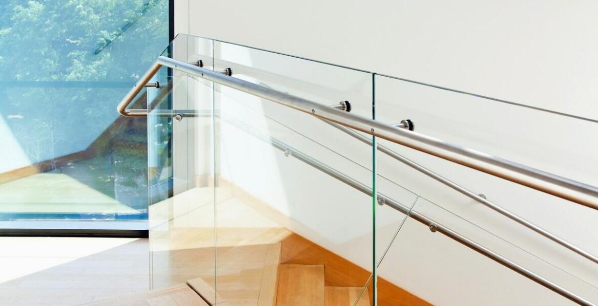 Jak schody z nierdzewnej stali wpływają na estetykę nowoczesnych budynków?