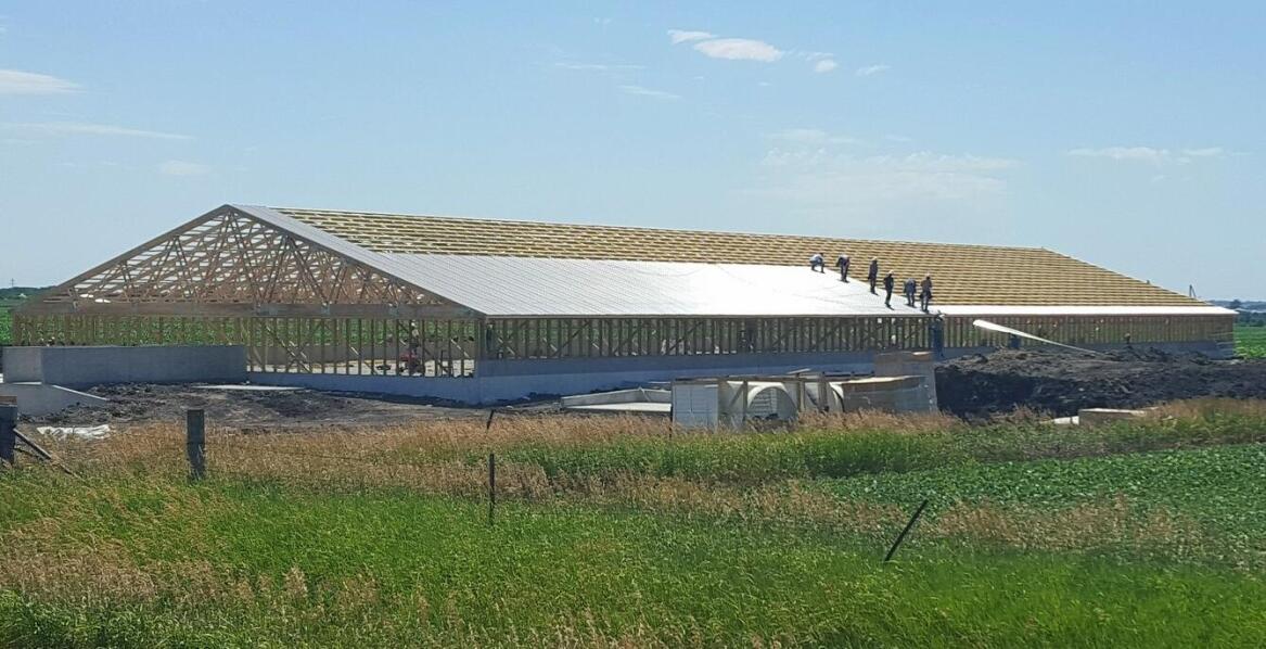 Jakie są koszty związane z projektowaniem i budową wiaty dla maszyn rolniczych?