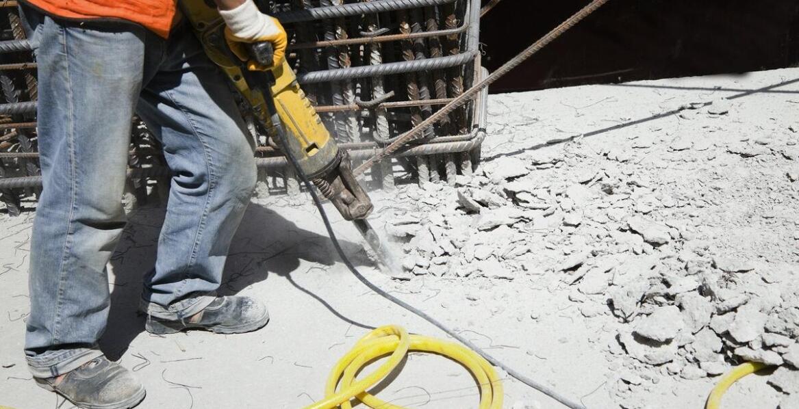 Nożyce do koparki w praktyce – przykłady zastosowań na placu budowy