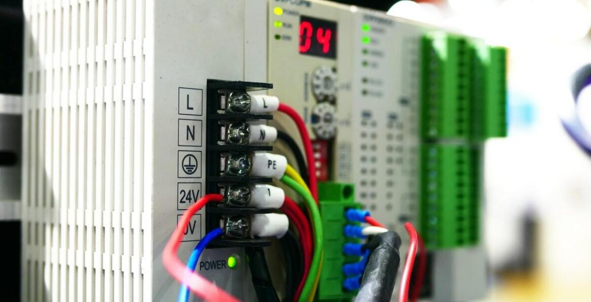 Wykorzystanie regulatorów napięcia 24V w sieciach energetycznych inteligentnych