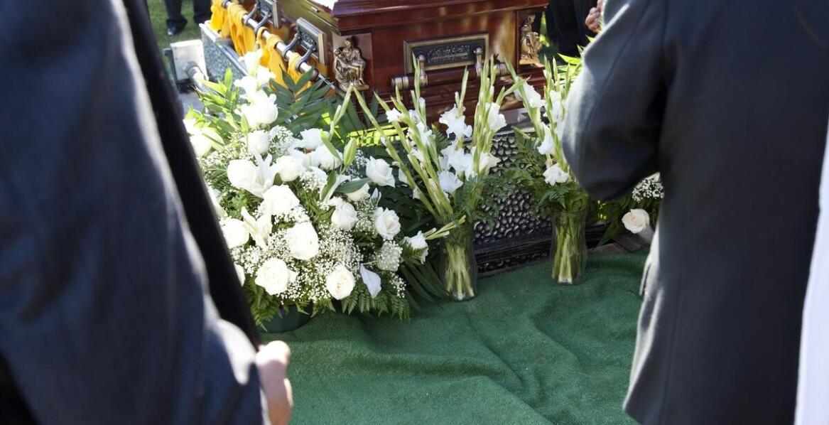 Wybór trumny a ostatnie pożegnanie: co warto wziąć pod uwagę?