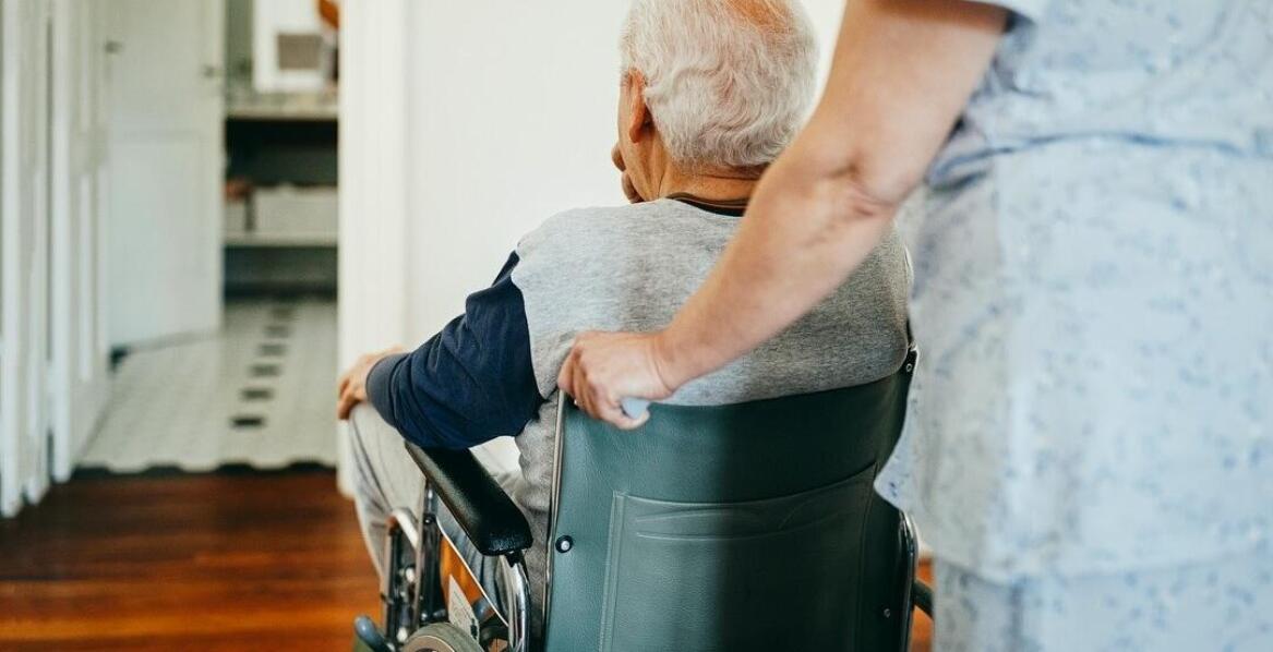 Wpływ specjalistycznej infrastruktury na komfort życia osób niepełnosprawnych w domach opieki