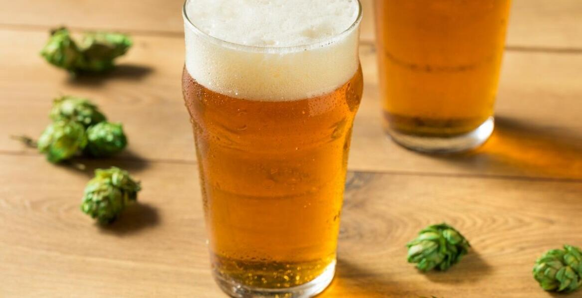 Gdzie kupić lokalne piwo w pobliżu zamku w Książu?