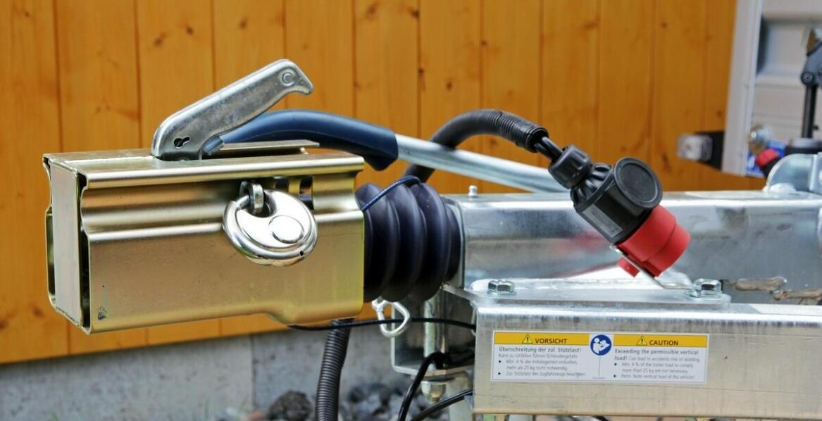 Jakie normy bezpieczeństwa powinna spełniać skrzynka do pasów na przyczepkę?