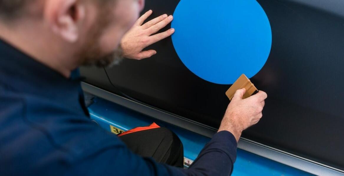 Rozmiar czcionki na reklamowych naklejkach – co warto wiedzieć?