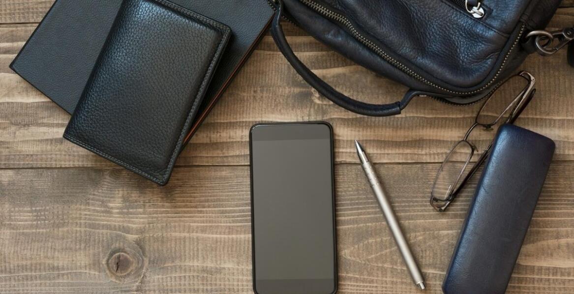 Jak wykorzystać monogramowe etui do poprawy organizacji przestrzeni?