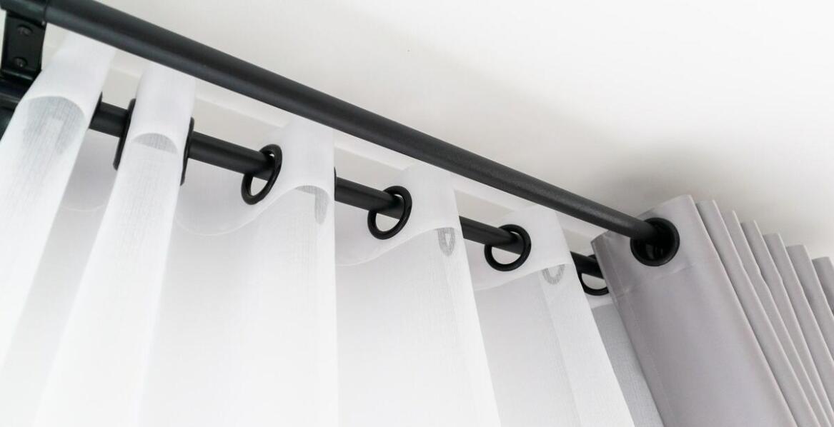 Rola sufitowych karniszy w tworzeniu eleganckiej aranżacji okiennej