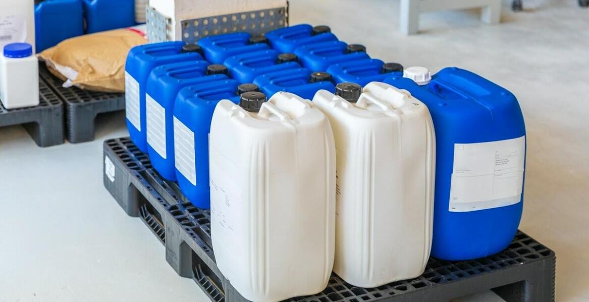 Analiza wytrzymałości plastikowych pojemników 60x40 w różnych warunkach