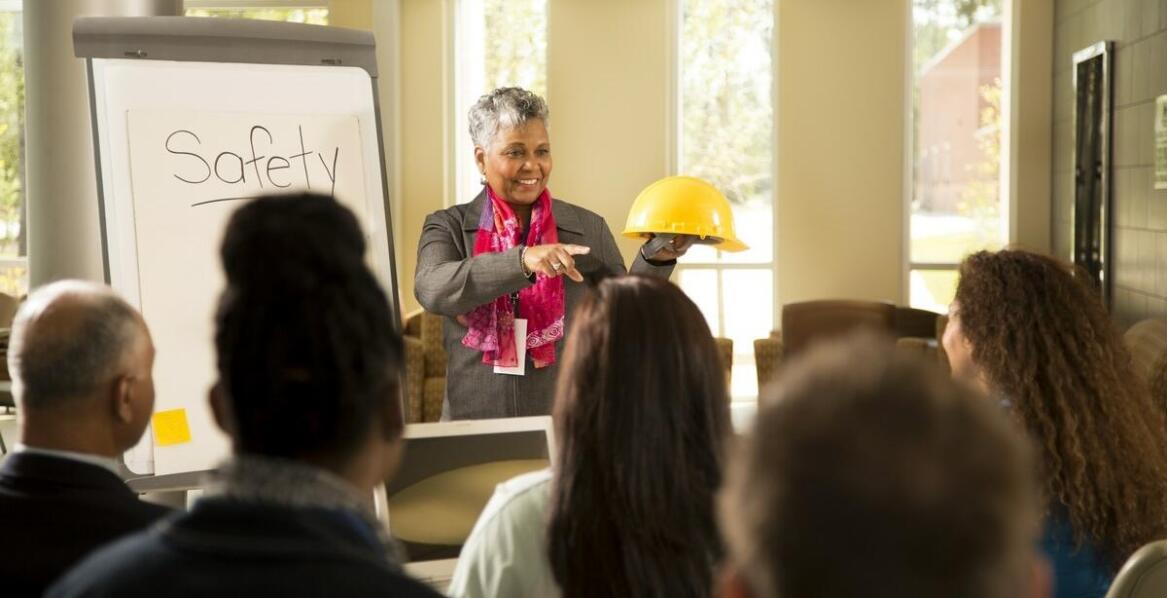 Wykłady i warsztaty jako fundament szkolenia w zakresie pomocy społecznej