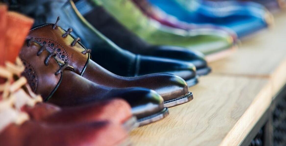 Zalety zakupu outletowego obuwia w hurtowni odzieży używanej