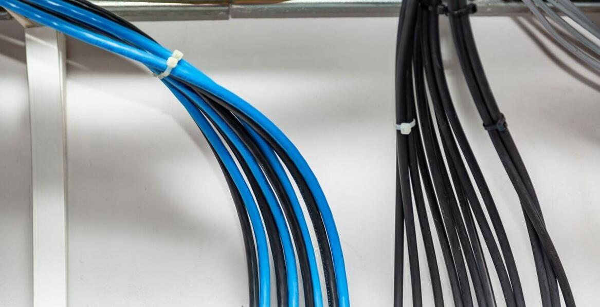 Wpływ dużych trytytek na estetykę i funkcjonalność w przestrzeni roboczej