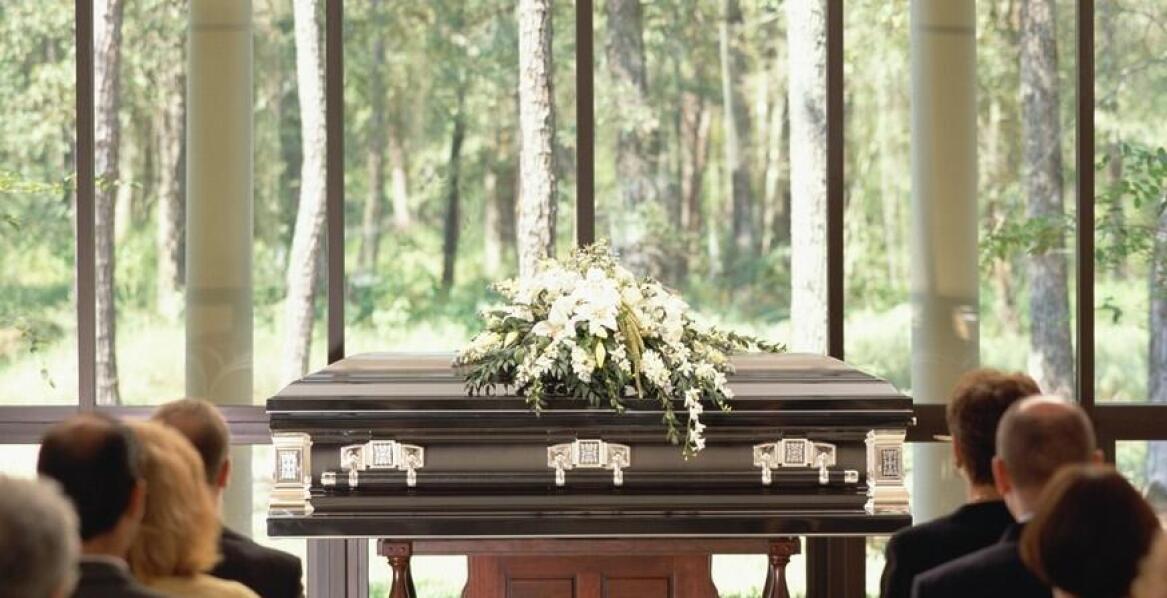 Jaką rolę odgrywa personel w krematorium w procesie żałoby właściciela?