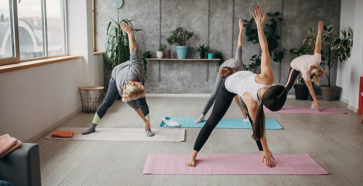 Redukcja stresu przez ruch – jak joga i pilates wspierają psychiczne zdrowie?