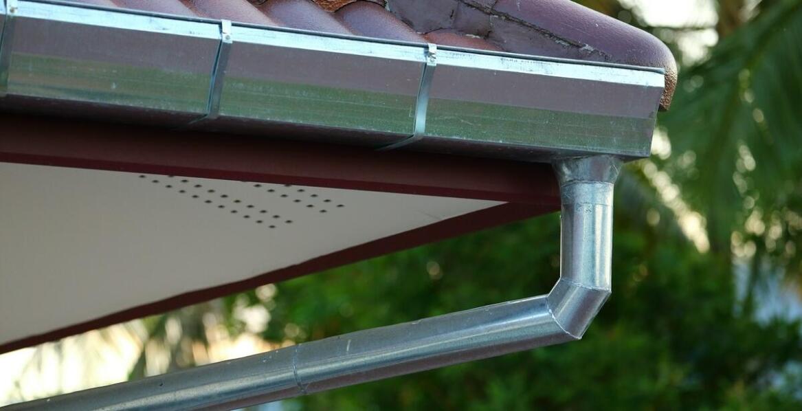 Zastosowanie metalowych rynien w dachach z oknami bawolego oka