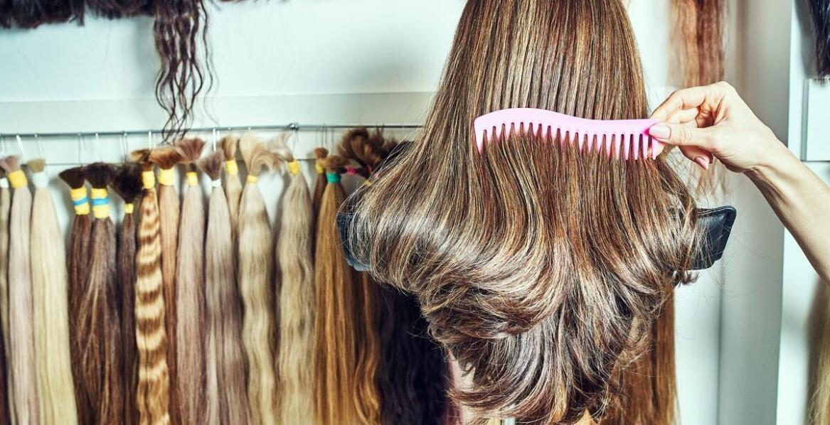 Efekt naturalności dzięki cieniowanym włosom przy twarzy w perukach.