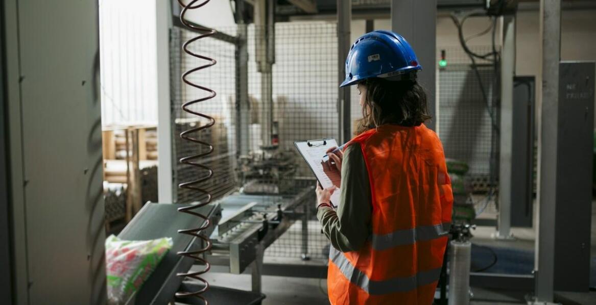 Jakie są najważniejsze aspekty nadzoru BHP w firmach produkcyjnych?